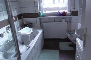 Koupelna v ubytování NEU! Ferienwohnung Unterfranken + 5 fotografií