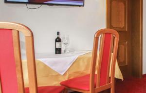 a table with a bottle of wine and two chairs at Ferienwohnung in Kirchberg in Tirol