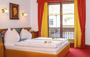 a bedroom with a bed with flowers on it at Ferienwohnung in Kirchberg in Tirol