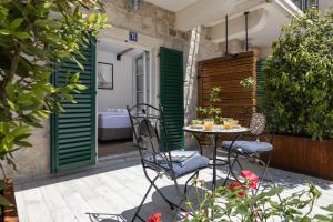 Casa Columba - 4 Star Design Boutique Hotel with Outdoor Pool & Private Garden的阳台或露台
