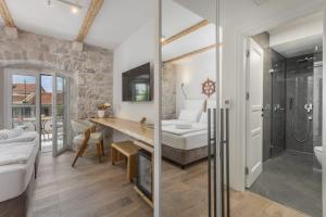 马卡尔斯卡Casa Columba - 4 Star Design Boutique Hotel with Outdoor Pool & Private Garden的客房设有带淋浴和盥洗盆的浴室。