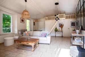 Et opholdsområde på Villa spacieuse avec piscine privée