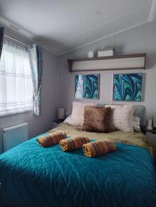 una camera da letto con un letto con due cuscini sopra di Seton Sands Holiday Village 61 Muirfield Near Edinburgh Free WiFi a Port Seton Altre 13 foto