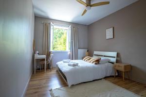 En eller flere senge i et værelse på Villa spacieuse avec piscine privée + 27 billeder