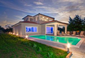 Bazén v ubytování Villa Inka, an exquisitely crafted Villa boasting a private pool nebo v jeho okolí