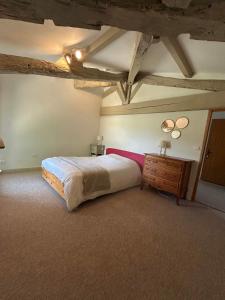 Ένα ή περισσότερα κρεβάτια σε δωμάτιο στο Traditional House With Pool Near Armagnac