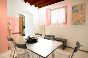 a dining room with a table and chairs at Pantheon Luxury Apartment in Rome