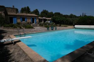 Basen w obiekcie very pleasant provençal mas, typical to the region, with heated pool in saint remy de provence - 9 people lub w pobliżu