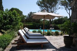 Basen w obiekcie very pleasant provençal mas, typical to the region, with heated pool in saint remy de provence - 9 people lub w pobliżu