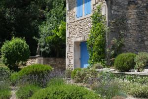 Ogród w obiekcie very pleasant provençal mas, typical to the region, with heated pool in saint remy de provence - 9 people