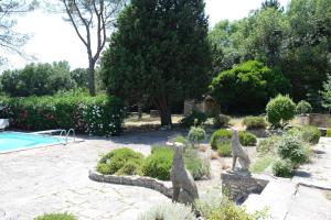 Basen w obiekcie very pleasant provençal mas, typical to the region, with heated pool in saint remy de provence - 9 people lub w pobliżu