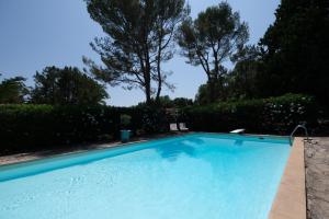 Basen w obiekcie very pleasant provençal mas, typical to the region, with heated pool in saint remy de provence - 9 people lub w pobliżu