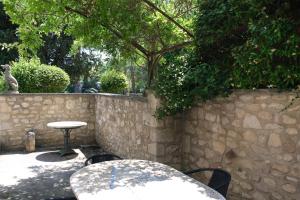 Ogród w obiekcie very pleasant provençal mas, typical to the region, with heated pool in saint remy de provence - 9 people