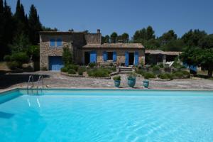 willa z basenem przed domem w obiekcie very pleasant provençal mas, typical to the region, with heated pool in saint remy de provence - 9 people w mieście Saint-Rémy-de-Provence