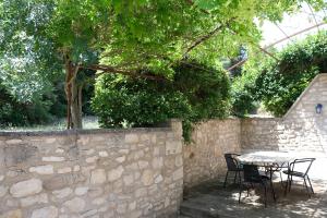 Ogród w obiekcie very pleasant provençal mas, typical to the region, with heated pool in saint remy de provence - 9 people