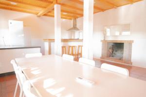 comedor con mesa blanca y chimenea en Origen Andévalo Alma y paisaje, en Calañas