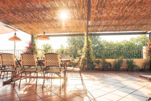 un patio con sillas y una mesa en un patio en Origen Andévalo Alma y paisaje, en Calañas