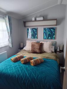 una camera da letto con un letto con due cuscini sopra di Seton Sands Holiday Village 61 Muirfield Near Edinburgh Free WiFi a Port Seton