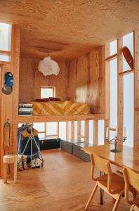 LärbroにあるOff-Grid Summer Pavilion With Views Of Gotlands Natureの木製の天井が特徴のベッドルーム1室(二段ベッド1組付)