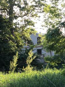 Κήπος έξω από το Idyllic Country House By The Castle Pond In Gorow