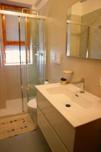 Un baño con lavabo, ducha e inodoro. en Casa Vacanze Vecchia Torre, en Gallipoli 12 fotos más