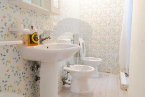 Koupelna v ubytování Appartamento Erica Mancaversa vista mare + 20 fotografií