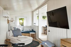 Μια τηλεόραση ή/και κέντρο ψυχαγωγίας στο Beach House With Wild Roses And Sunbeams