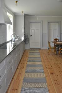 Kuchyň nebo kuchyňský kout v ubytování Turn-Of-The-Century House Near Lake Vikarn