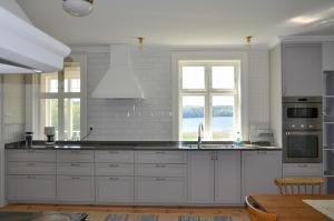 Kuchyň nebo kuchyňský kout v ubytování Turn-Of-The-Century House Near Lake Vikarn