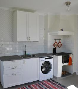 Kuchyň nebo kuchyňský kout v ubytování Turn-Of-The-Century House Near Lake Vikarn + 28 fotografií