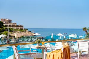 Bazén v ubytování Hotel Cala Font nebo v jeho okolí