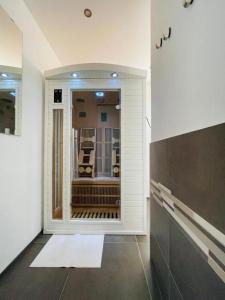 レカナーティにあるWellness Hillside House In Le Marcheの椅子が置かれた部屋のある廊下