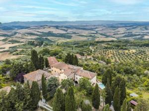 モンタイオーネにあるMedieval Villa In The Tuscan Hillsの木立大地の空中