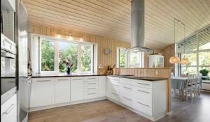 Una cocina o cocineta en Holiday Home Near Mini-Mallorca In Øster Hurup