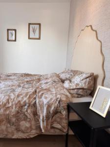 ブゾンにあるAppartement moderne proche La Défenseのベッドルーム1室(ベッド1台、テーブル、テーブル、シドゥ・シドゥ・シドゥ・シドゥ・シドゥ・シドゥ・シドゥ・シドゥ・シドゥ・シドゥ・シドゥ・シドゥ・シドゥ・シドゥ・シドゥ・シドゥ・シドゥ・シドゥ・シドゥ・シドゥ・シドゥ・シドゥ・シドゥ・シドゥ・シドゥ・シドゥ・シドゥ・シドゥ・シドゥ・シドゥ・シドゥ・シドゥ・シドゥ・シドゥ・シドゥ・シドゥ・シドゥ・シドゥ・シドゥ・シドゥ・シドゥ・シドゥ・シドゥ・シドゥ・シドゥ・シドゥ