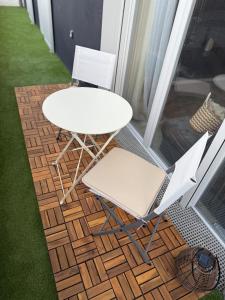 ブゾンにあるAppartement moderne proche La Défenseのパティオに椅子2脚とテーブル1台 +8枚の写真