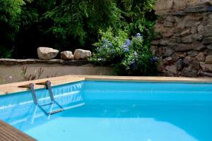 Πισίνα στο ή κοντά στο Charming Riverside House In Medieval Village