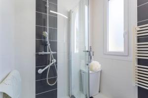 Koupelna v ubytování Ty porz mouzic vue mer 50m plage + 18 fotografií