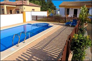 basen przed domem w obiekcie Chalet con piscina privada w mieście Conil de la Frontera