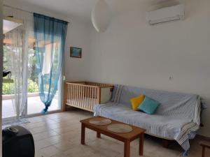 una sala de estar con un sofá y una mesa en The Chain Well Maisonette, en Nikiti