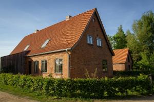 a large brick house with a brown roof at Design House At Lake Keezer For Families in Häven