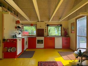 FrederiksværkにあるHoliday Home By Arresø With Bird Sanctuary Next Doorの- キッチン(赤と白の電化製品付) +16枚の写真