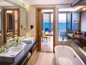 Koupelna v ubytování Mövenpick Resort Cam Ranh