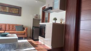 Kuchyň nebo kuchyňský kout v ubytování Guest suite in Beverly Hills Sodic