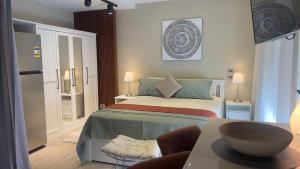 Postel nebo postele na pokoji v ubytování Guest suite in Beverly Hills Sodic