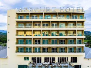 ein Hotel mit Aire-Hotel-Schild darauf in der Unterkunft Mercure Langkawi Pantai Cenang in Pantai Cenang
