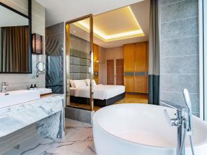 Ein Badezimmer in der Unterkunft Mercure Langkawi Pantai Cenang