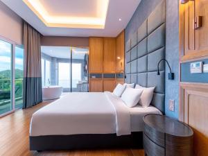Ein Bett oder Betten in einem Zimmer der Unterkunft Mercure Langkawi Pantai Cenang