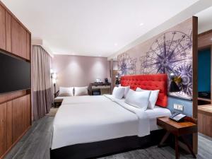 Ein Bett oder Betten in einem Zimmer der Unterkunft Mercure Langkawi Pantai Cenang