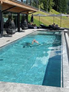 Bazén v ubytování Mountain Lodge Prennanger nebo v jeho okolí